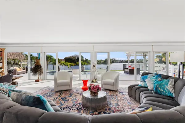 6830 Winged Foot Dr, Hialeah, FL 33015