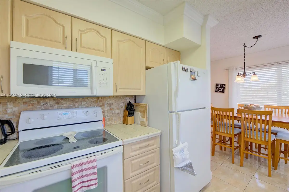 920 SW 10th Ter #12AR, Hallandale Beach, FL 33009 - Image #1