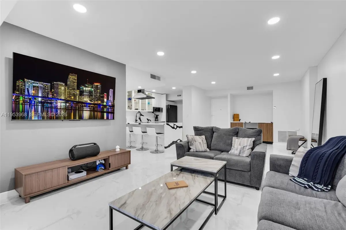 3800 Hillcrest Dr #203, Hollywood, FL 33021 - #1