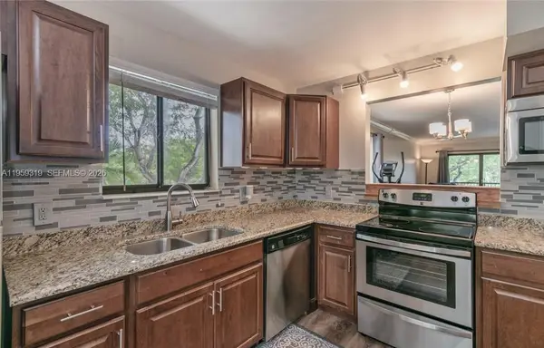 402 Lakeview Dr #201, Weston, FL 33326