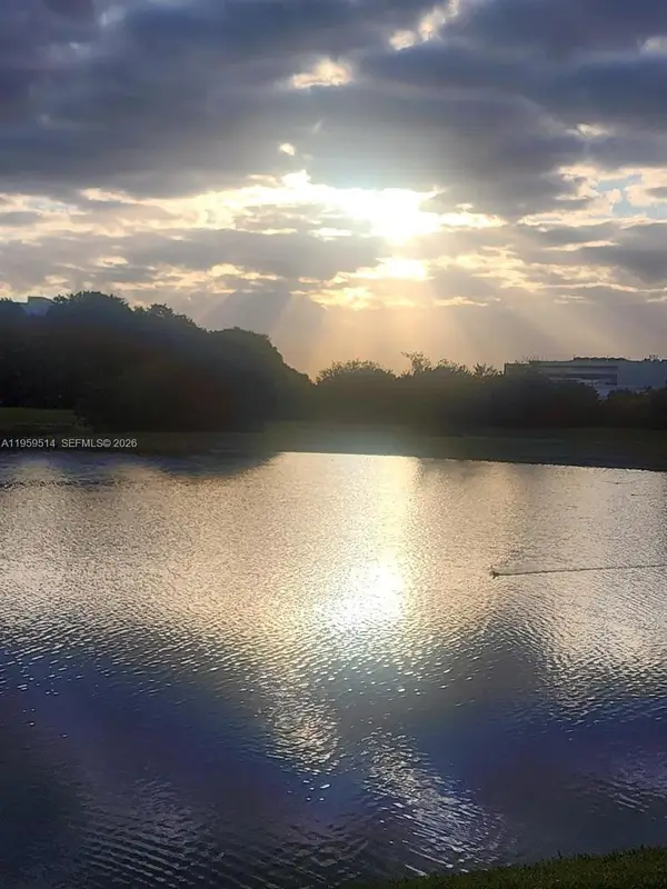 9682 Fontainebleau Blvd #203, Miami, FL 33172