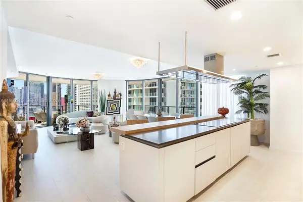1000 Brickell Plz #1902, Miami, FL 33131
