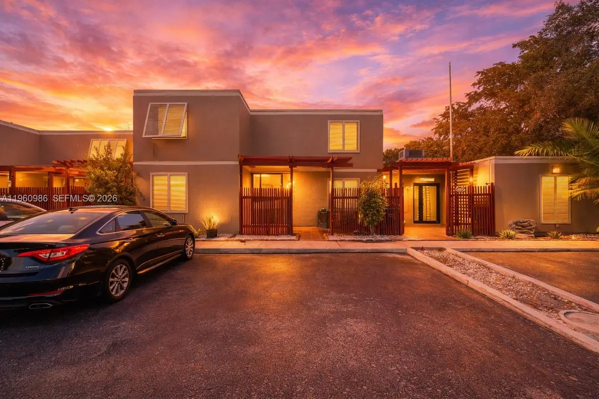 10911 N Lakeview Dr, Pembroke Pines, FL 33026 - #1