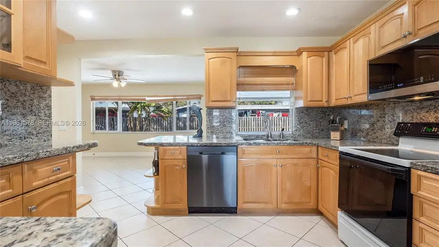 9501 NW 8th St, Pembroke Pines, FL 33024 - #3