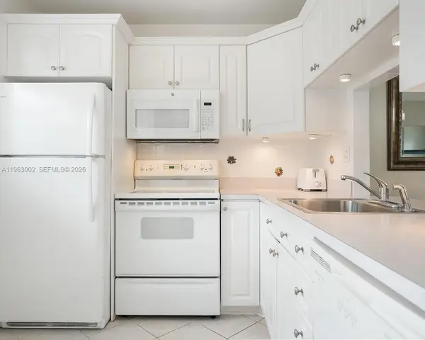 4805 NW 35th St #506, Lauderdale Lakes, FL 33319