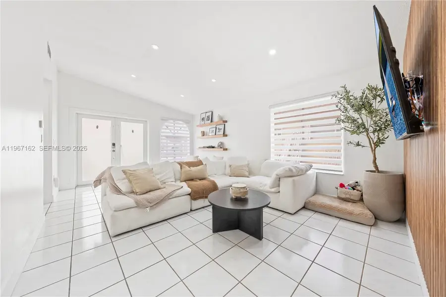 8865 NW 110th St, Hialeah Gardens, FL 33018 - #2