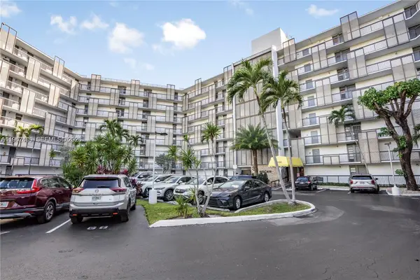 20500 W Country Club Dr #607, Aventura, FL 33180