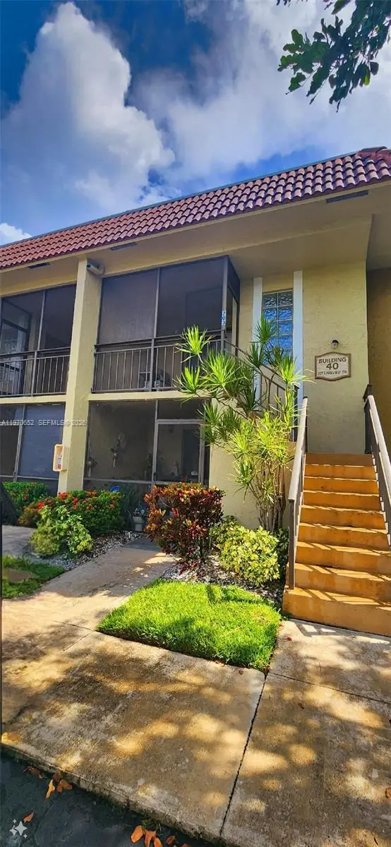 327 Lakeview Dr #103, Weston, FL 33326