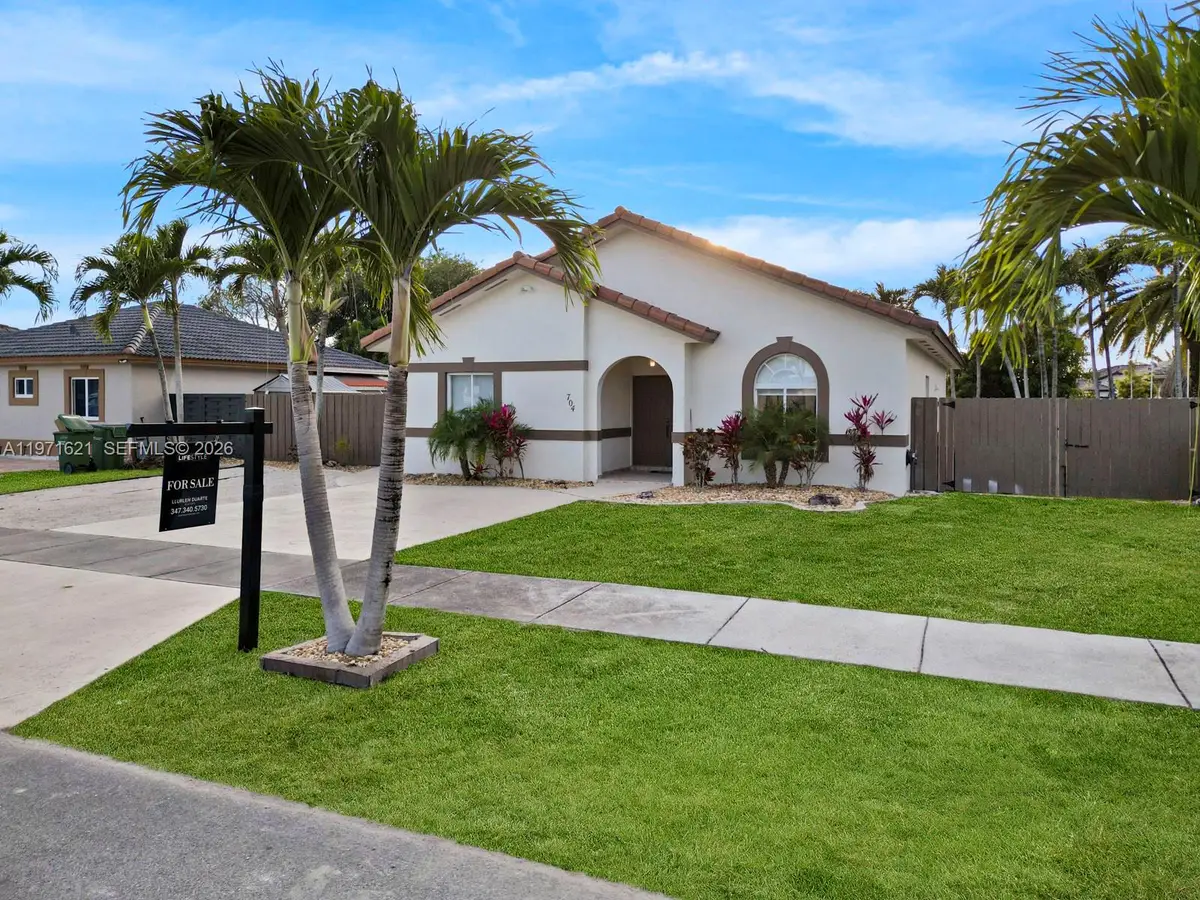 704 SE 14th Pl, Homestead, FL 33033 - #1