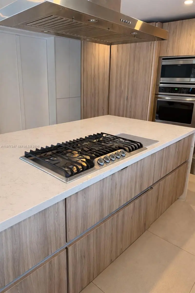 21015 NE 19th Ct, Miami, FL 33179 - #2