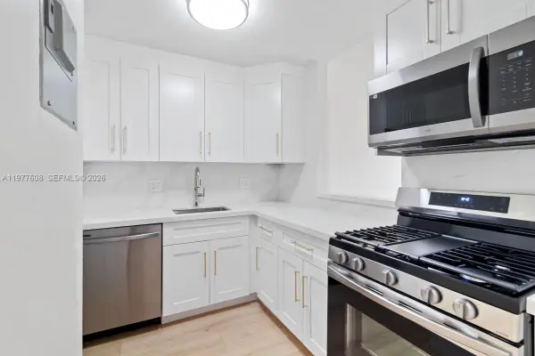 6902 N Kendall Dr #E403, Pinecrest, FL 33156