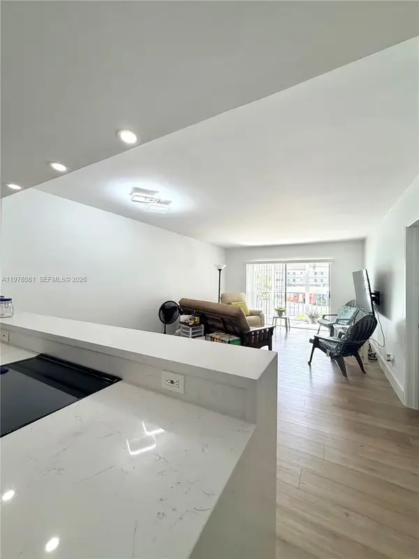 1101 Hillcrest Ct #206, Hollywood, FL 33021