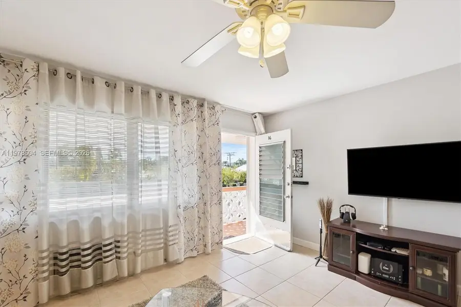 1050 SW 11th St #16L, Hallandale Beach, FL 33009 - #2