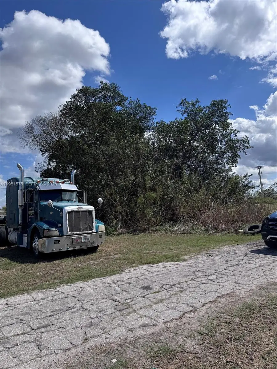 636 S Lake Ave., Pahokee, FL 33476 - #3