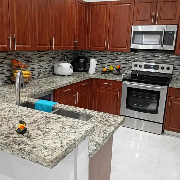 10132 NW 7th St #204, Miami, FL 33172