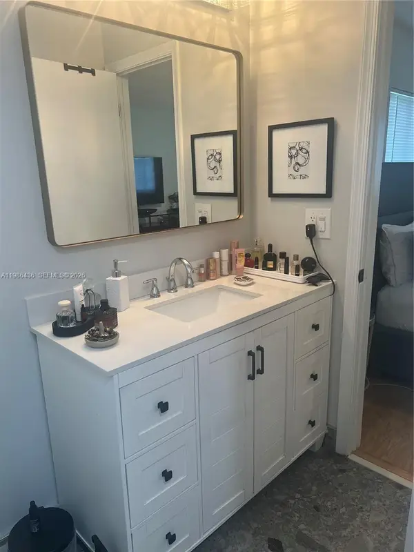 8221 NW 14th St, Plantation, FL 33322