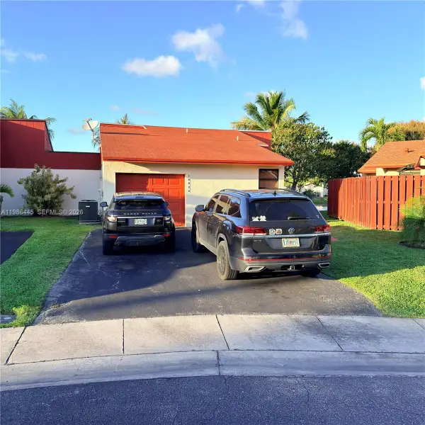 10025 SW 16th St, Pembroke Pines, FL 33025