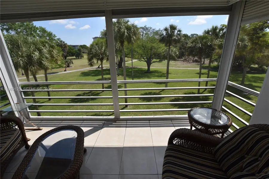 3800 Oaks Clubhouse Dr #309, Pompano Beach, FL 33069 - #2