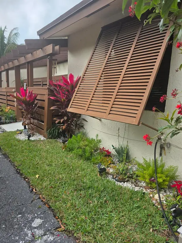 893 SW 120th Way, Davie, FL 33325