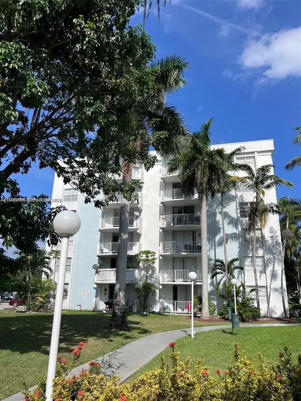 486 NW 165th St Rd #B-405, Miami, FL 33169