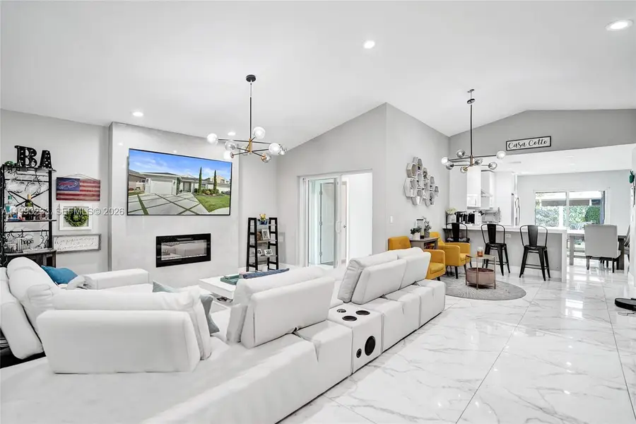 372 W Riverbend Dr, Sunrise, FL 33326 - #2