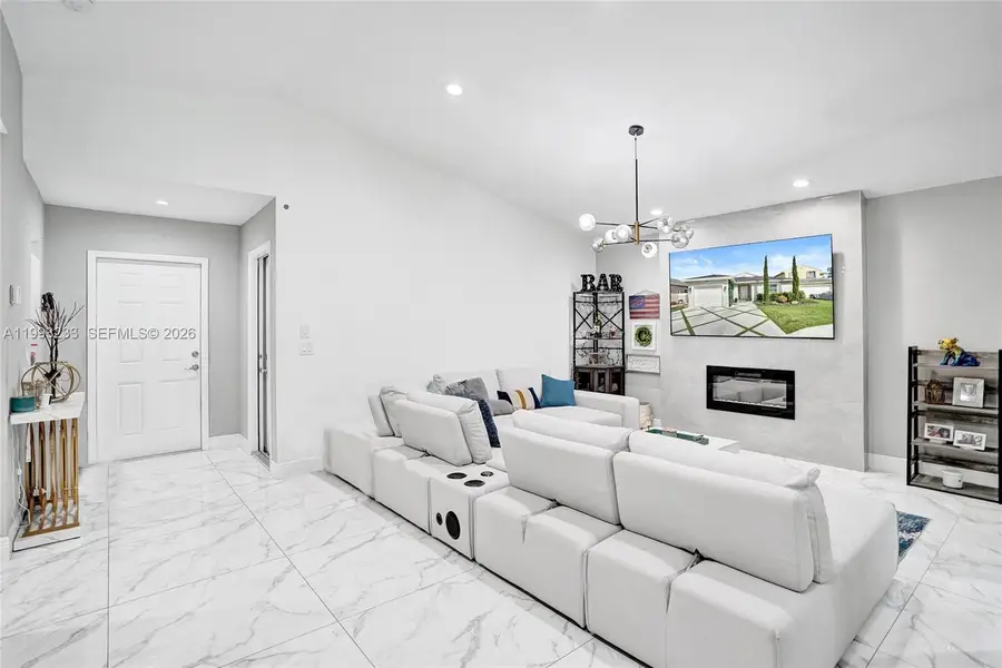 372 W Riverbend Dr, Sunrise, FL 33326 - #3