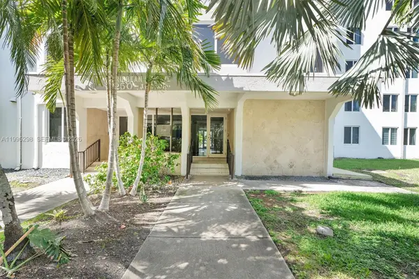 250 180th Dr #158, Sunny Isles Beach, FL 33160