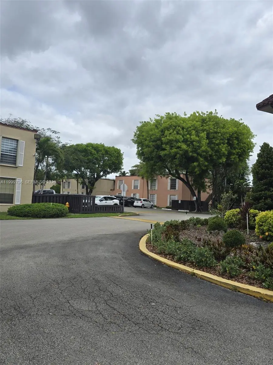 10786 N Kendall Dr #D5, Miami, FL 33176 - #2