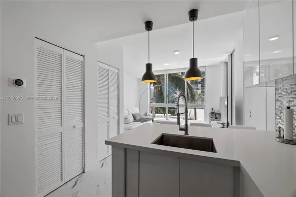 300 S Biscayne Blvd #T-1411, Miami, FL 33131