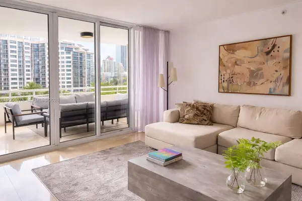 848 Brickell Key Dr #905, Miami, FL 33131