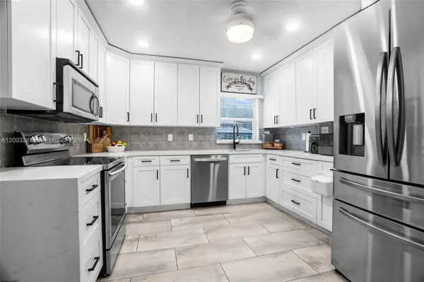 899 E Country Club Cir, Plantation, FL 33317