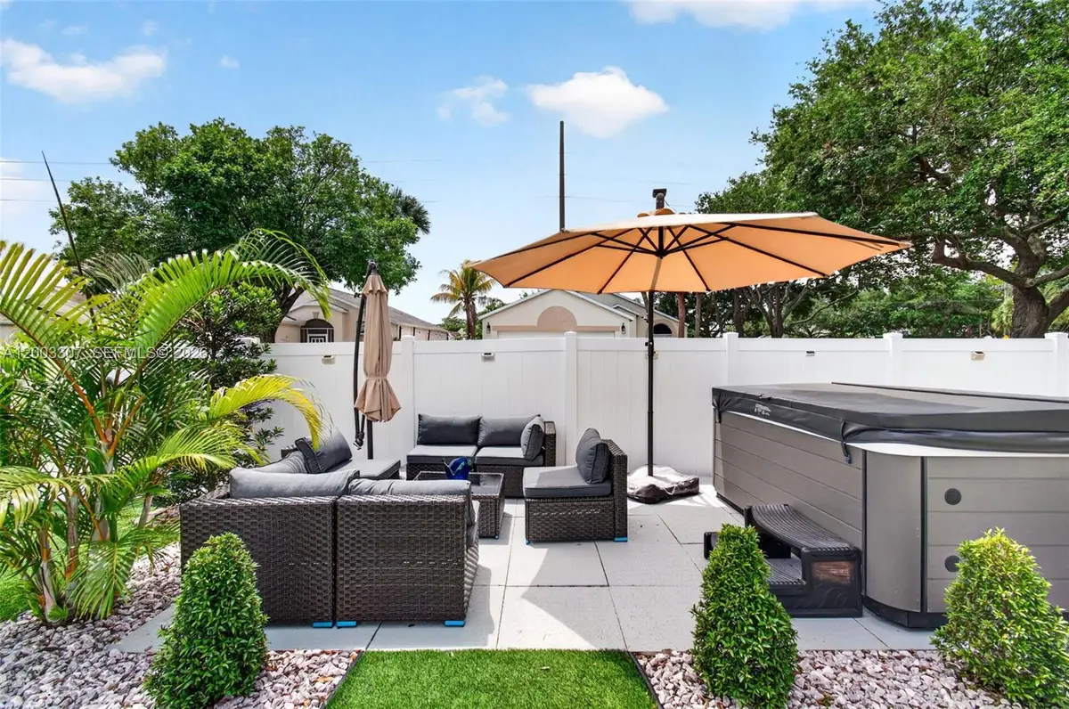 31 E Bentwater Cir, Boynton Beach, FL 33426 - #1