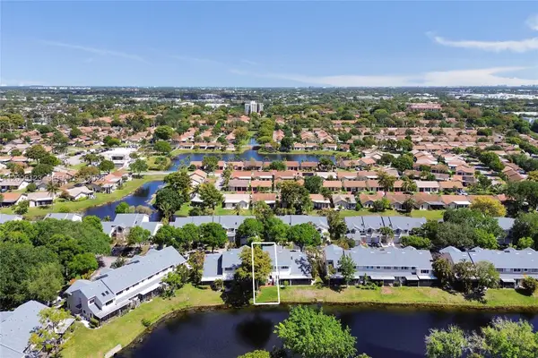 2062 E Discovery Cir E, Deerfield Beach, FL 33442