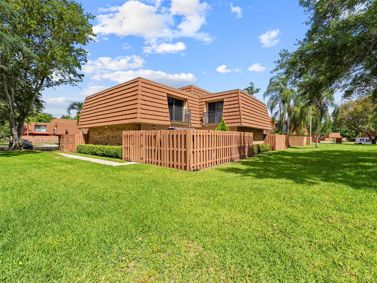 2532 Camelot Ct, Cooper City, FL 33026 - #1