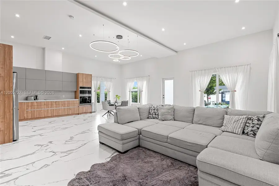 635 SW 9th St, Hallandale Beach, FL 33009 - #3