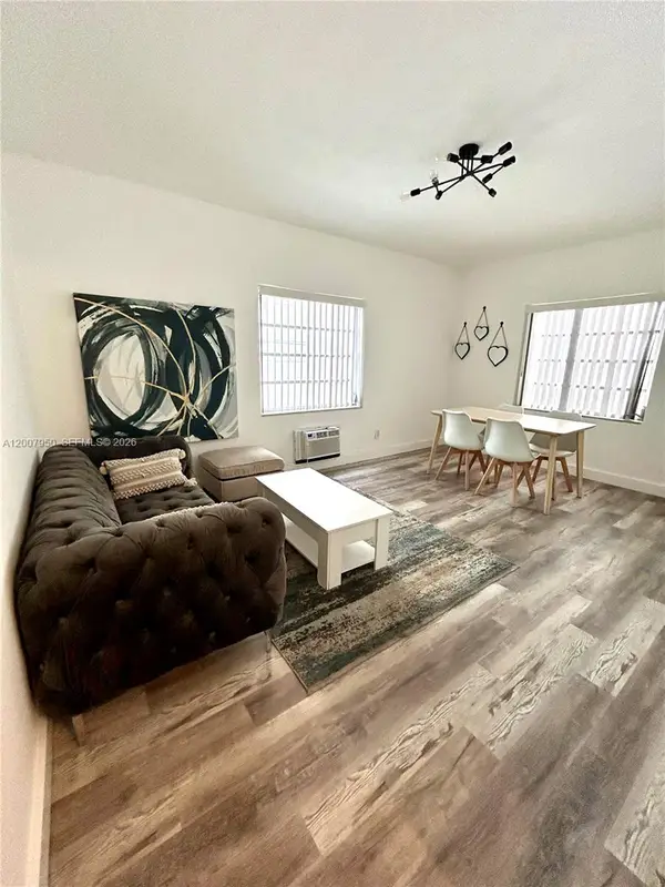 215 30th St #17, Miami Beach, FL 33140