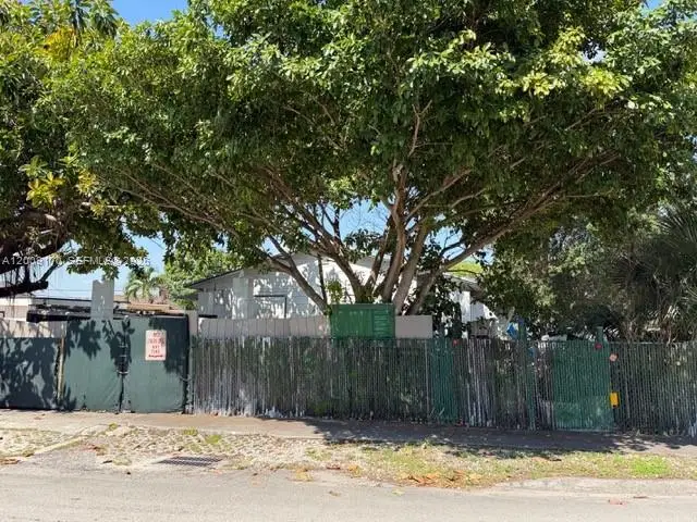 890 E 52nd St, Hialeah, FL 33013 - #2