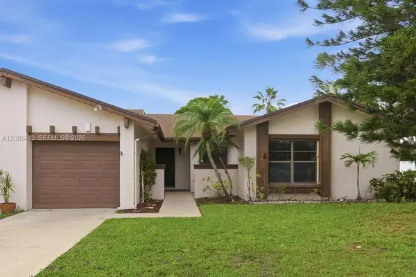 6125 Elsinore Cir, Green Acres, FL 33463