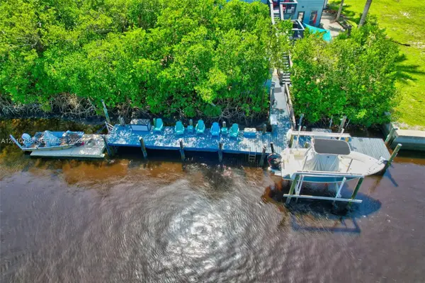 936 Panther Creek Ln, Everglades City, FL 34114