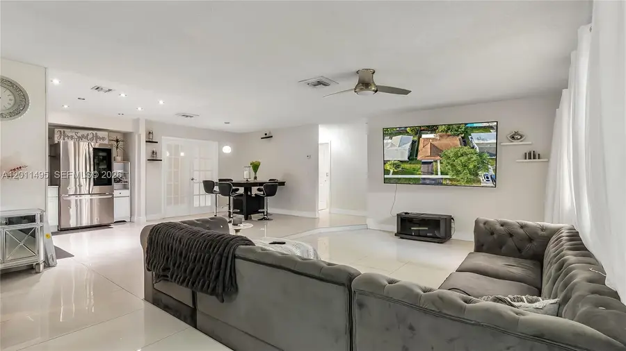9511 NW 8th St, Pembroke Pines, FL 33024 - #3