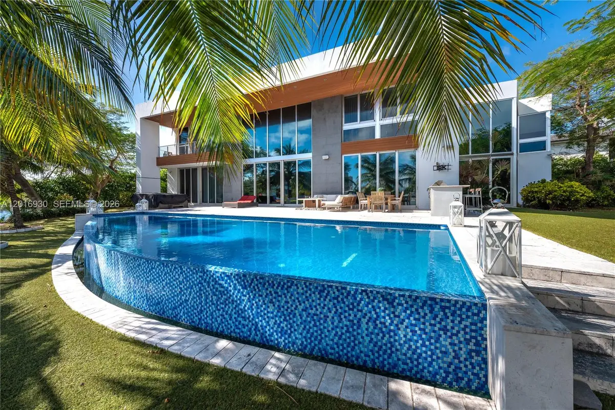 400 Tamarind Dr, Hallandale Beach, FL 33009 - #1