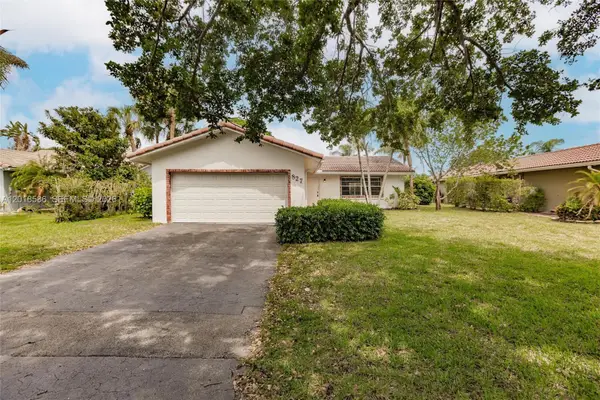 827 NW 87th Ave, Coral Springs, FL 33071