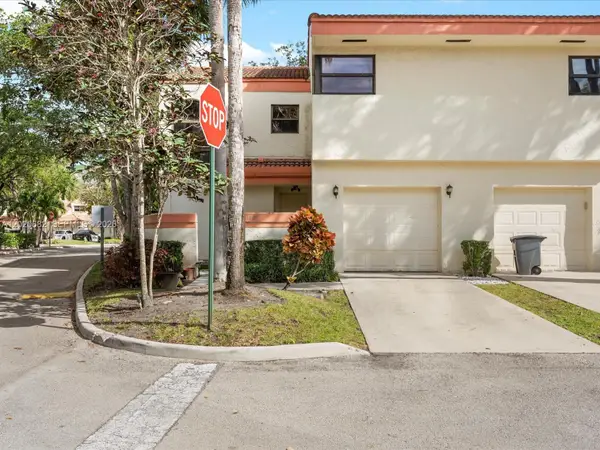 3400 Emerald Oaks Dr #801, Hollywood, FL 33021