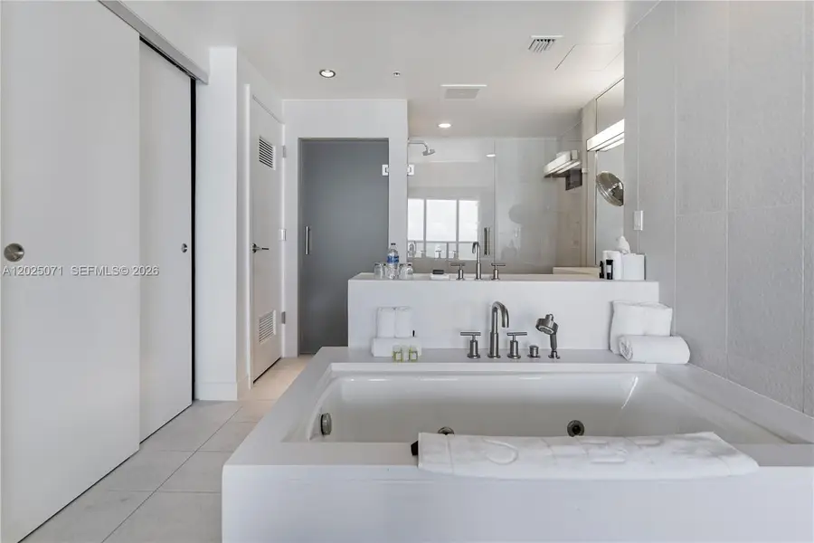 3101 Bayshore Dr #1402, Fort Lauderdale, FL 33304 - #3