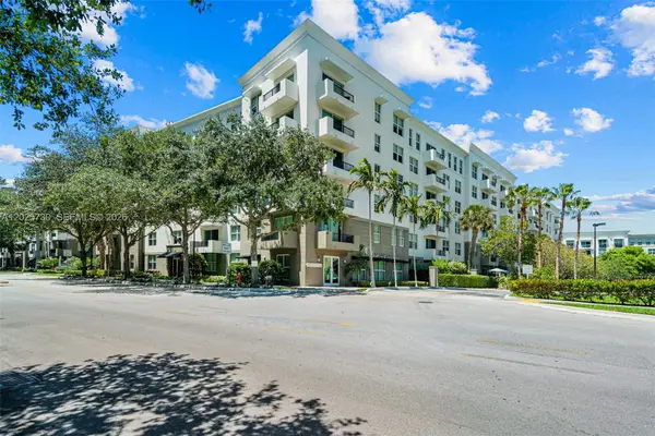 2421 NE 65th St #408, Fort Lauderdale, FL 33308
