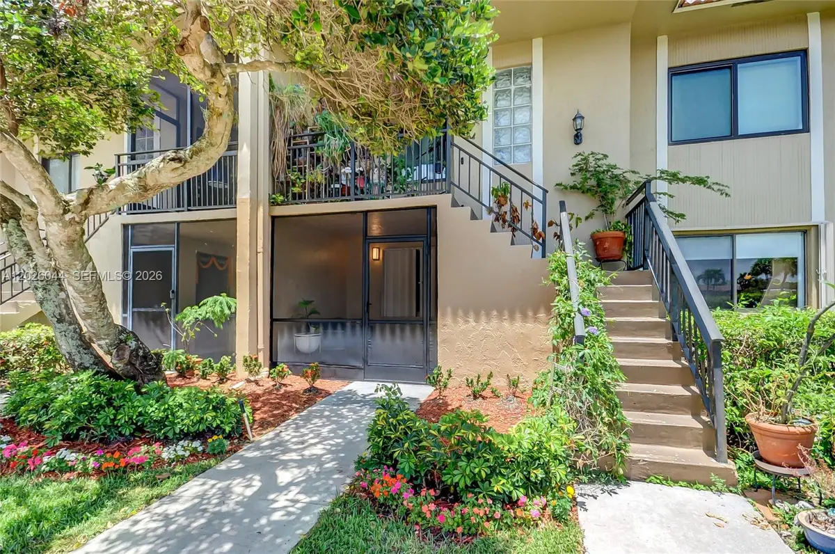 302 Lakeview Dr #105, Weston, FL 33326 - #1