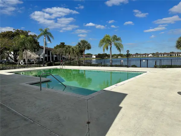 215 Lake Pointe Dr #204, Oakland Park, FL 33309