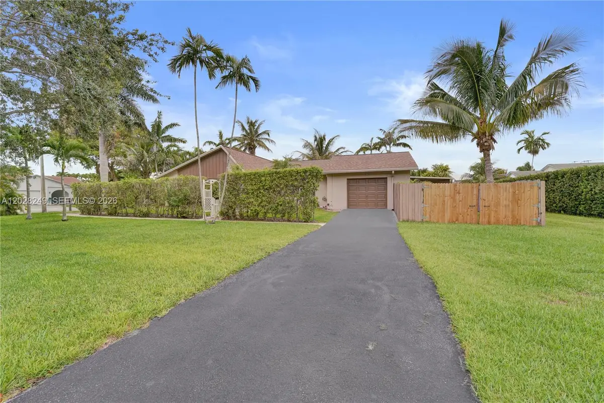 417 SE 4th St, Dania Beach, FL 33004 - #1
