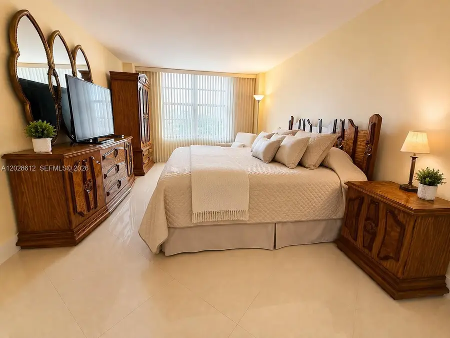 230 174th St #902, Sunny Isles Beach, FL 33160 - #3