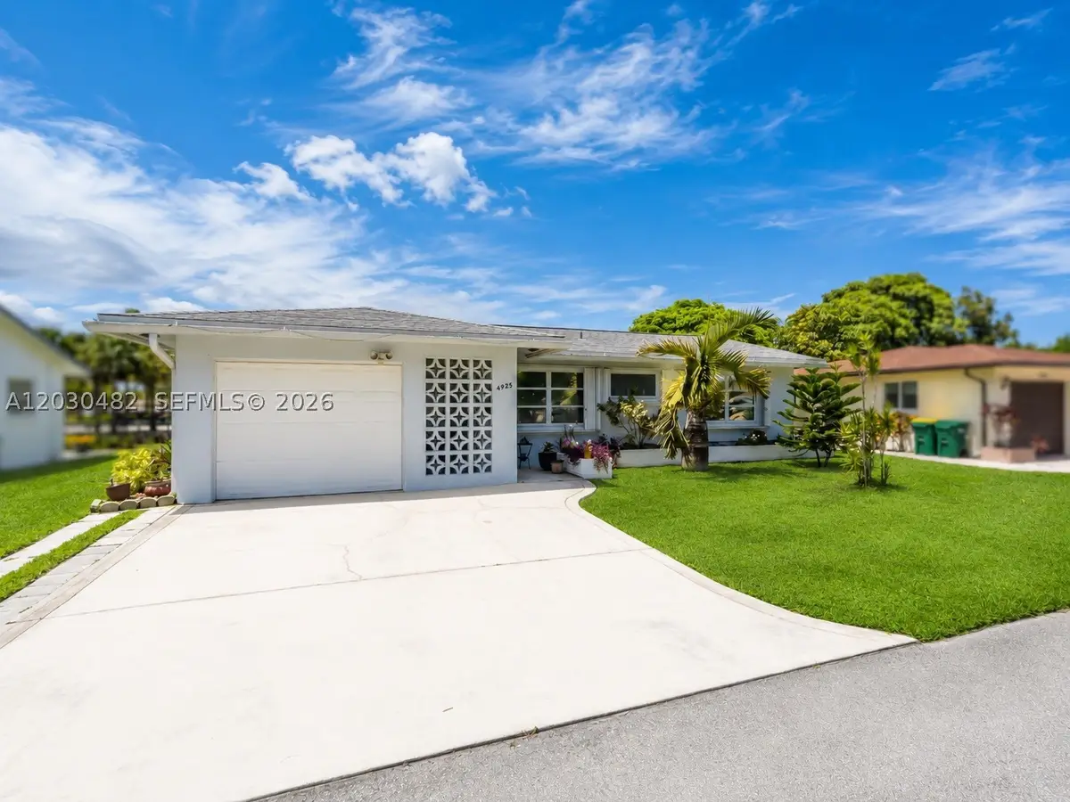 4923 NW 55th Ct, Tamarac, FL 33319 - #1